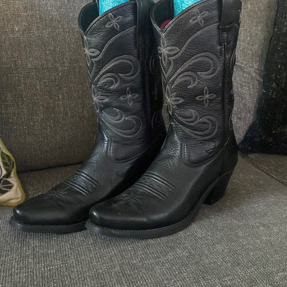 Black Ariat cowgirl boots!